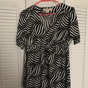 Flowing black and white short sleeved top